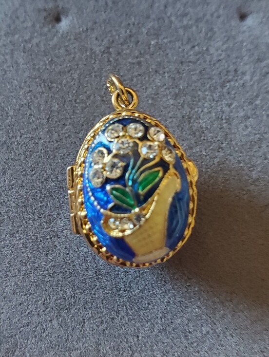 Source Unknown Jewelry - Faberge Style Egg Locket w/charm Inside
